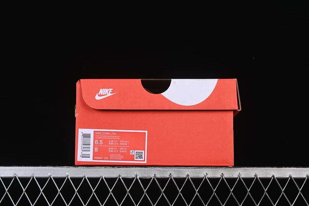 Red shoe box label showing Nike Dunk Low, style code IM6687-262 and EU size 39