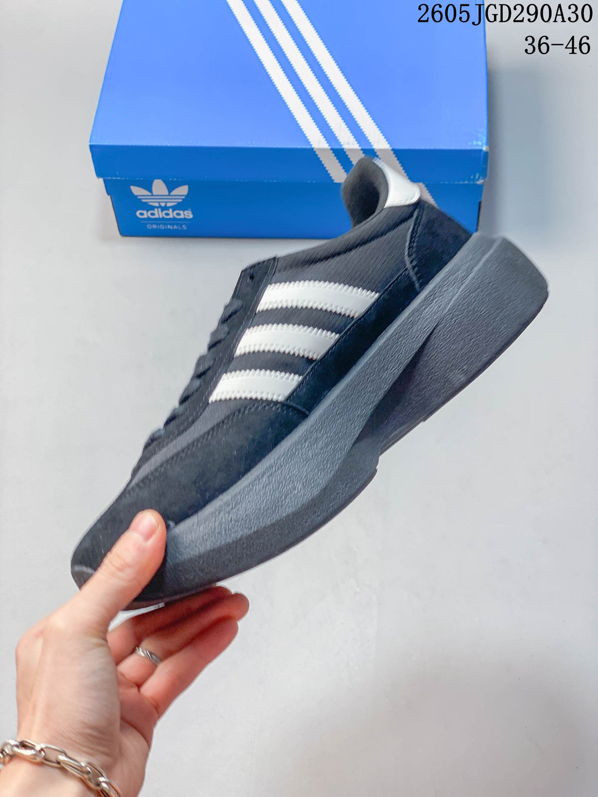 Side profile of the dark SL 72 Pro sneaker with light-colored stripes and a raised sole.