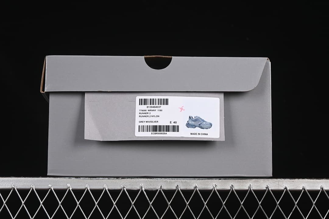 Grey shoe box with a label identifying Runner 2 Nylon in grey mix and silver, size EU 40.