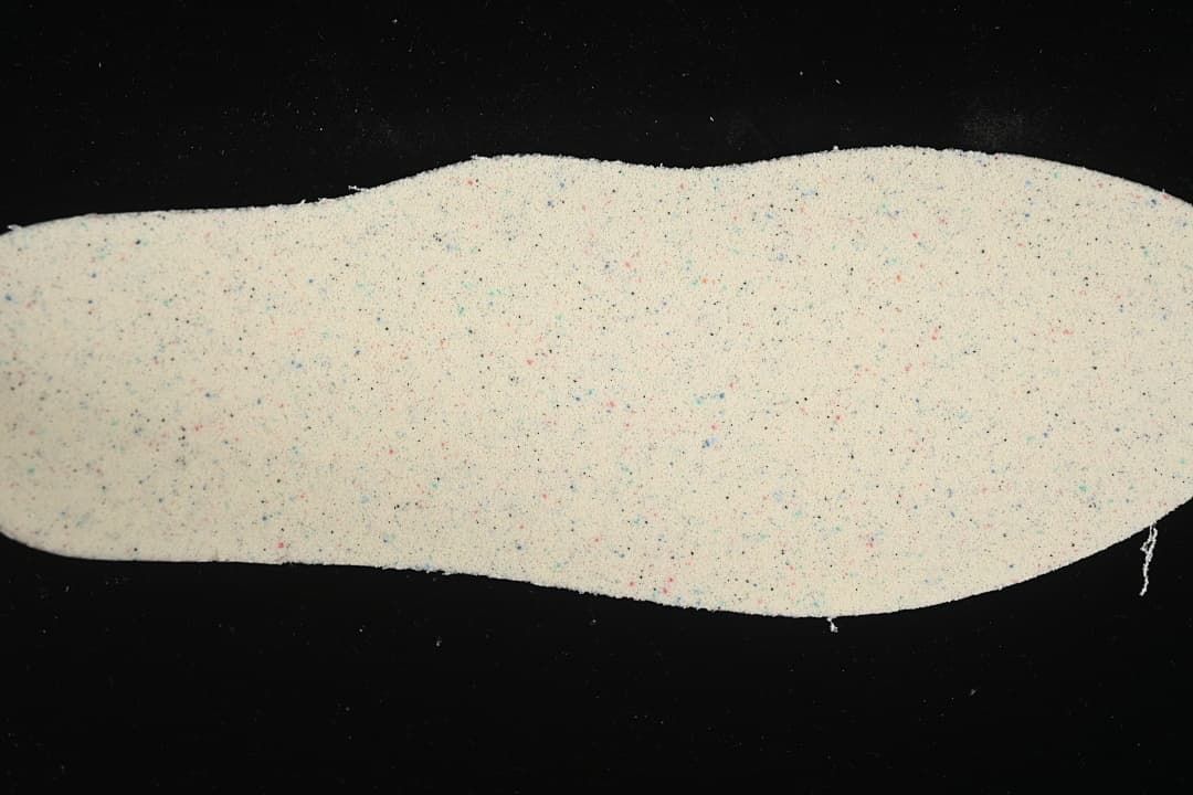 Light-colored insole with multicolor speckles shown separately