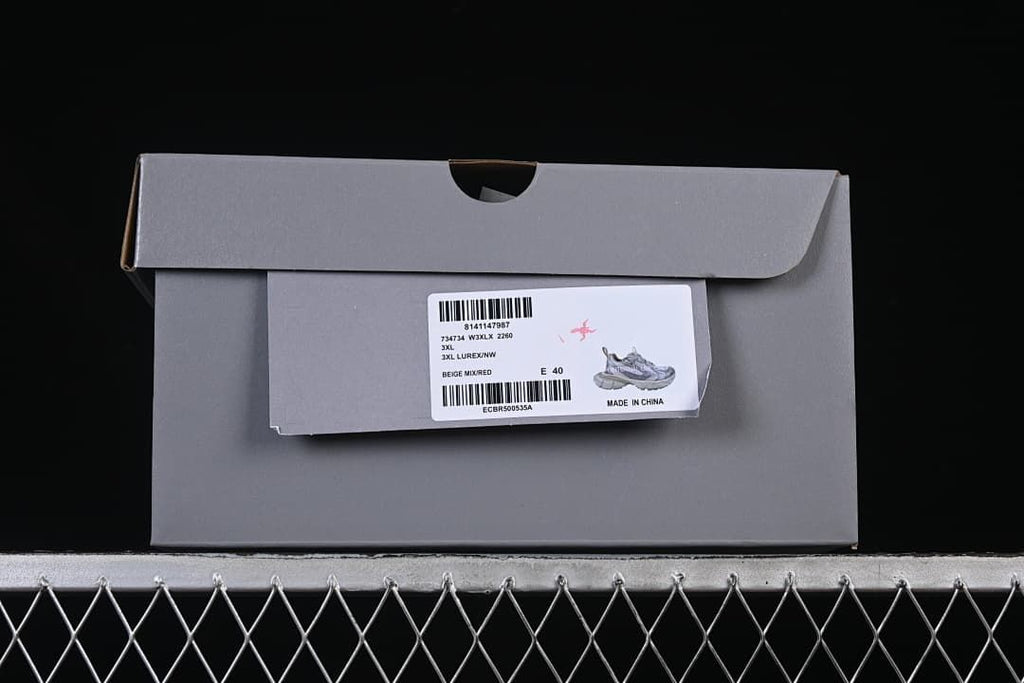 Shoebox label showing the 3XL model name, beige mix red color description, and EU size 40