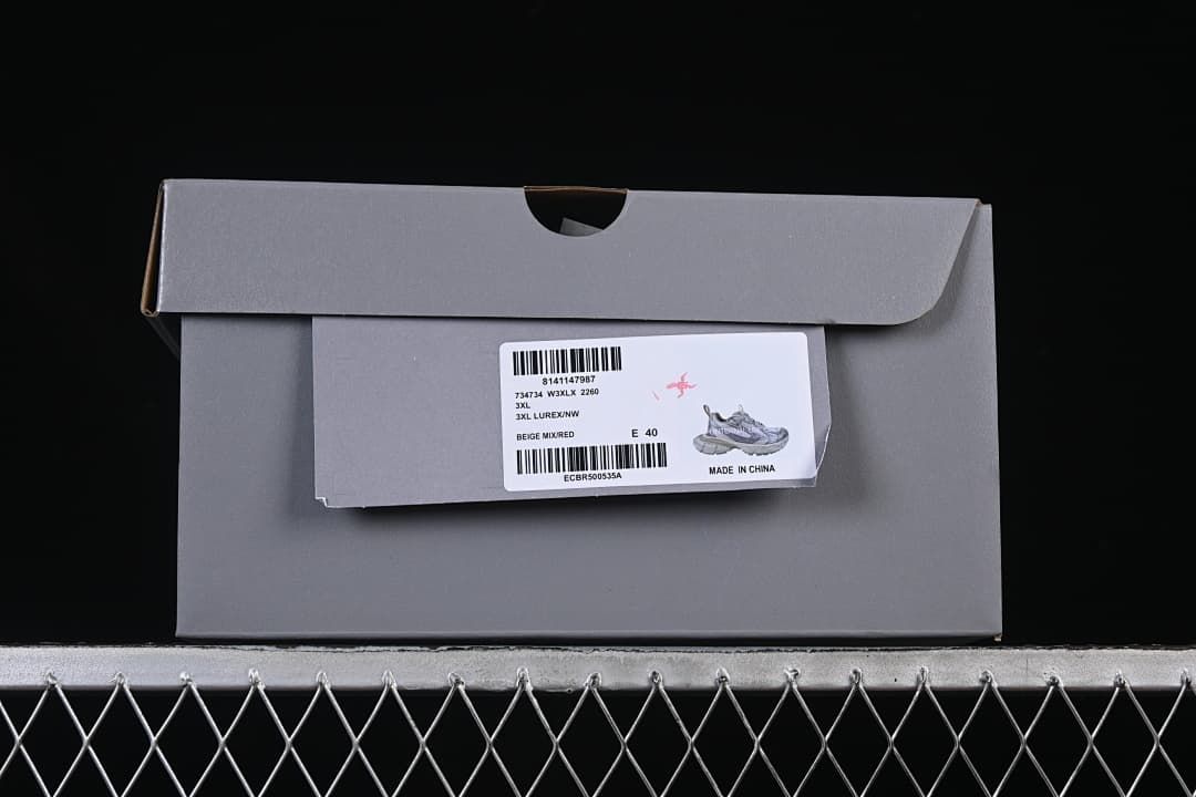 Shoebox label showing the 3XL model name, beige mix red color description, and EU size 40