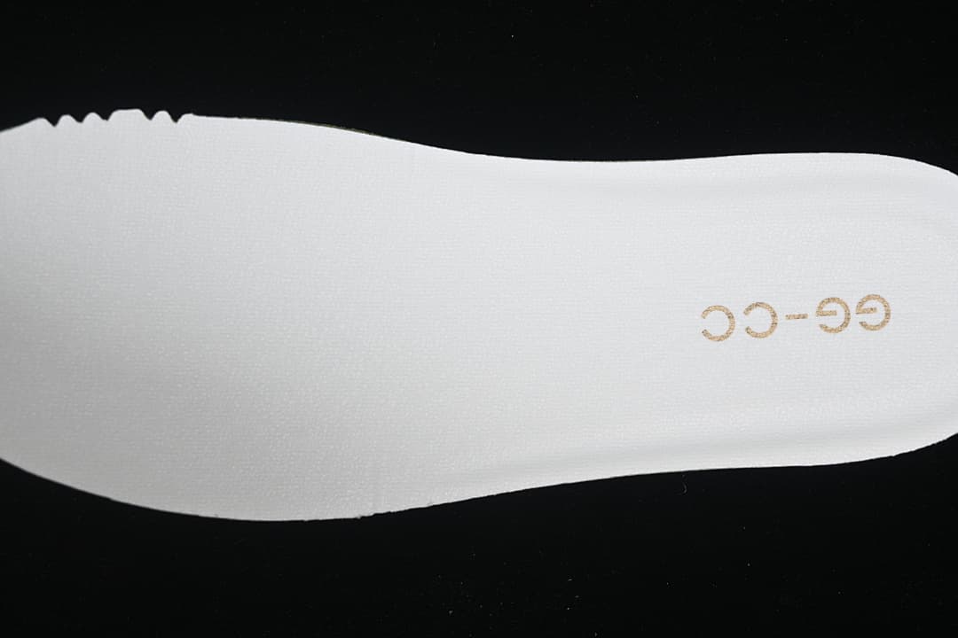 White insole with GG-CC lettering.