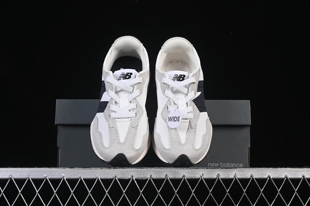 Front view of the pair displayed on the shoebox.