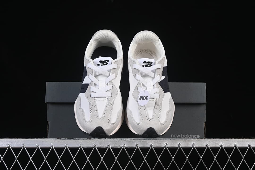 Front view of the pair displayed on the shoebox.
