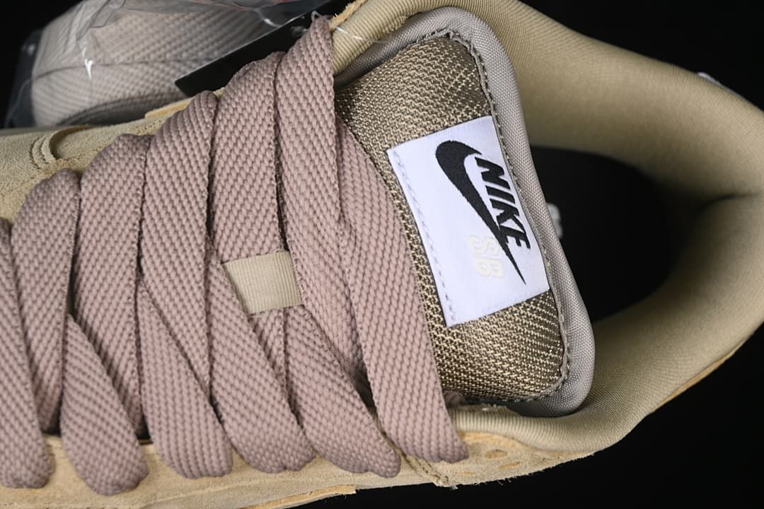 Close-up of the tongue label and wide laces