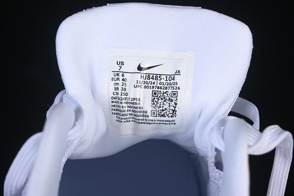 Close-up of the tongue label showing product code HJ8485-104 and EU 40