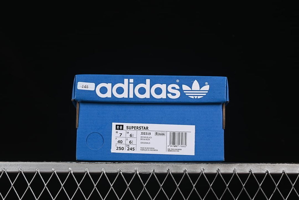 Shoebox label showing Superstar, model JI0319, and EU 40