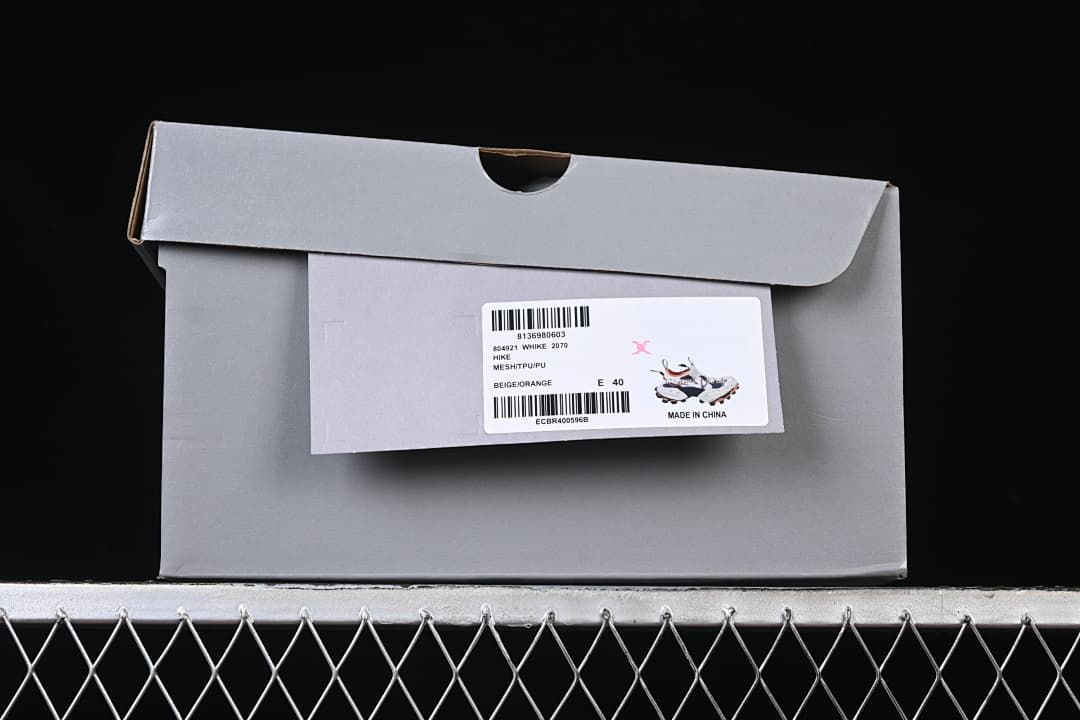 Shoebox label showing the Hike model name and EU size 40