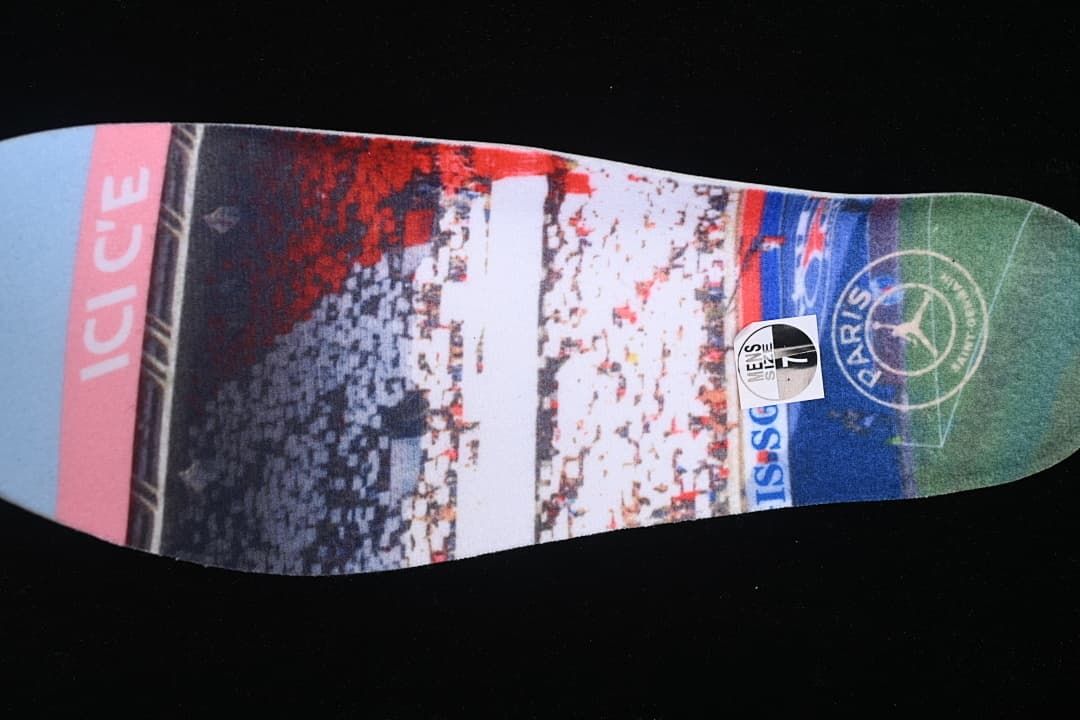 Printed insole with PSG crest and a size sticker marked US 7