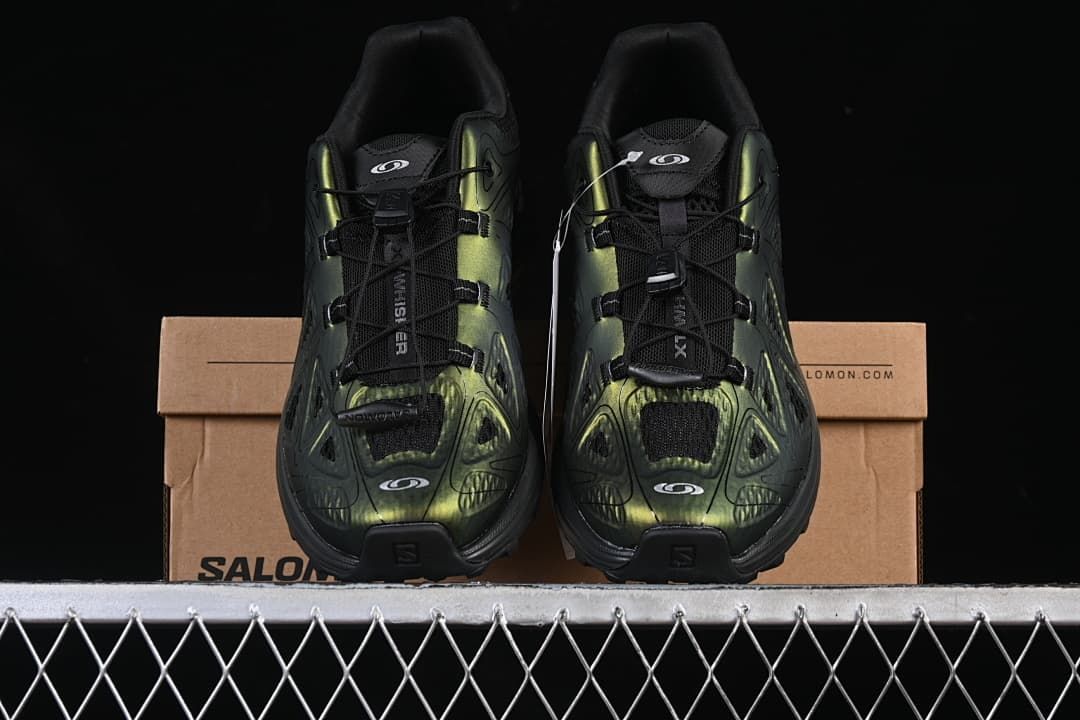 Front view of the pair displayed on the shoe box
