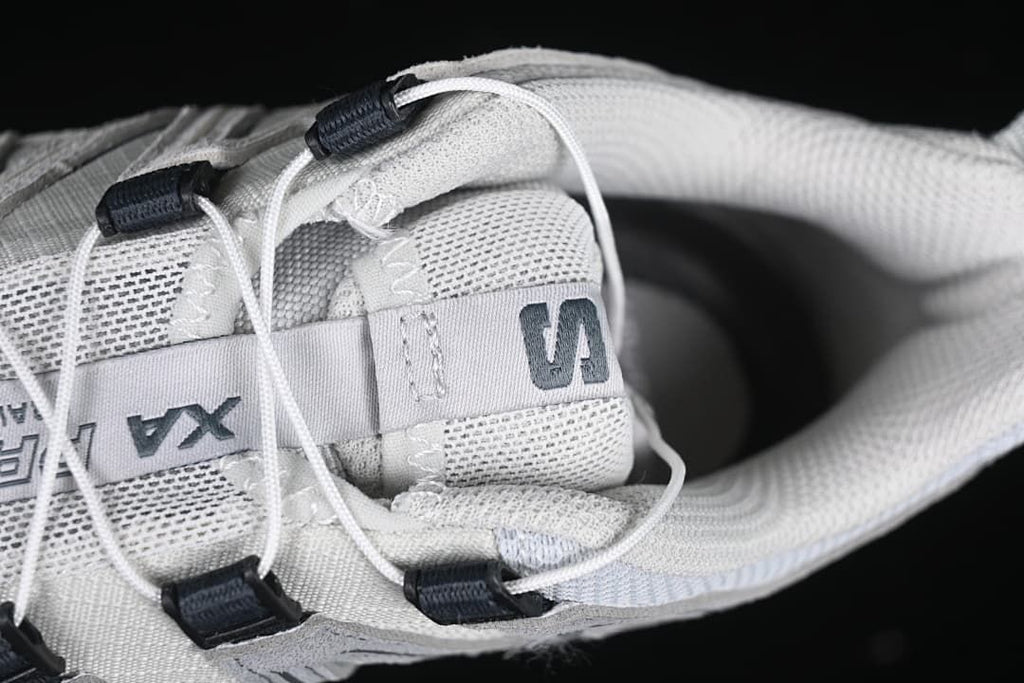 Top detail of the cord lacing system and tongue