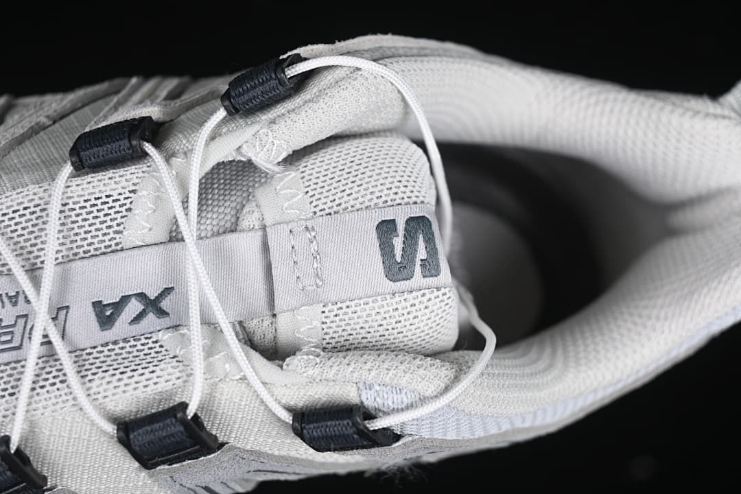 Top detail of the cord lacing system and tongue