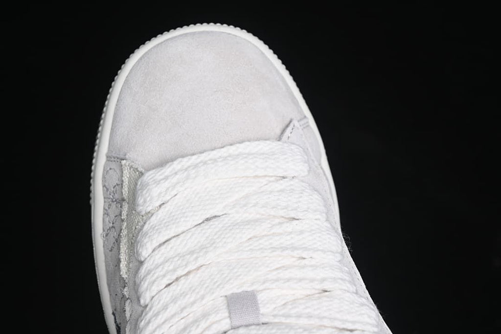 Top view of the light-colored toe and wide laces.