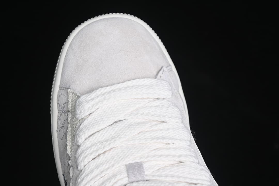 Top view of the light-colored toe and wide laces.
