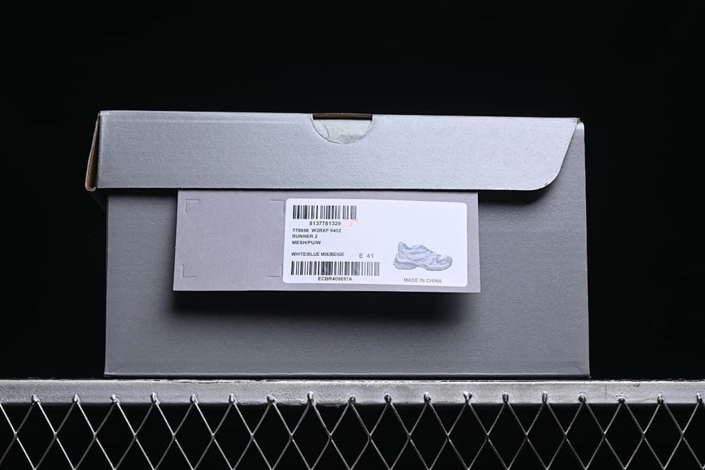 Shoebox label showing Runner 2, white and blue color details, and EU 41