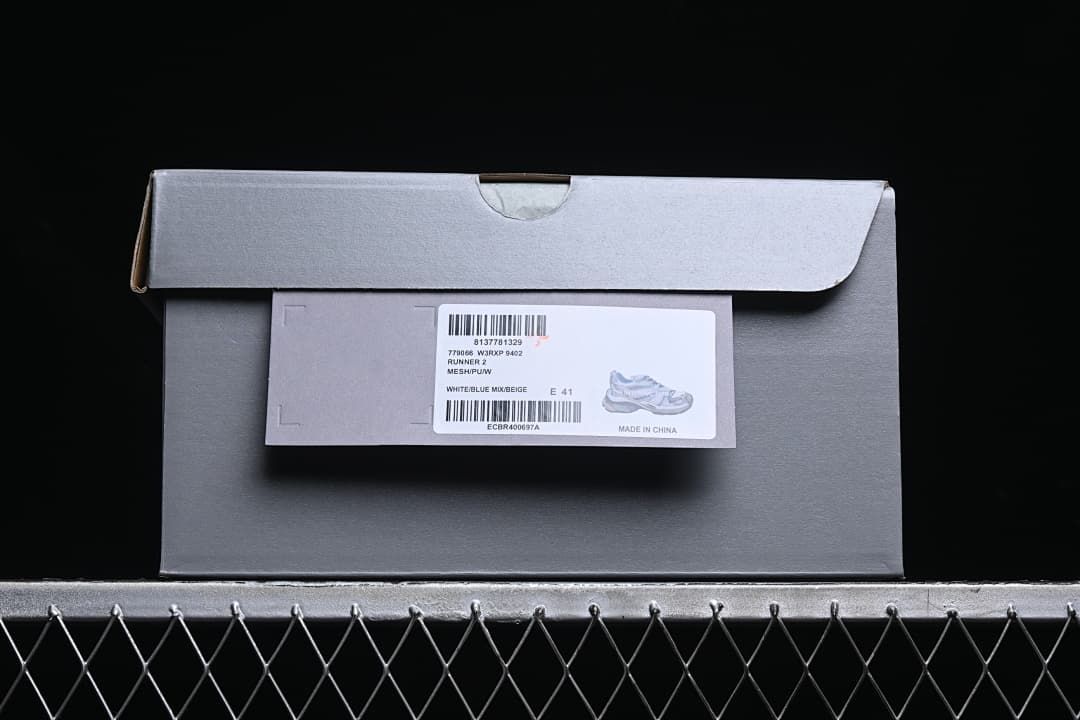 Shoebox label showing Runner 2, white and blue color details, and EU 41