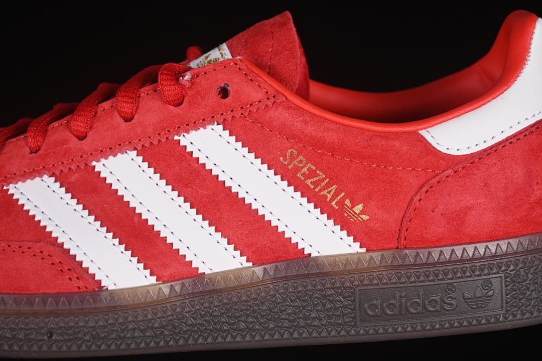 Close-up of the white side stripes, red upper and gold Spezial lettering