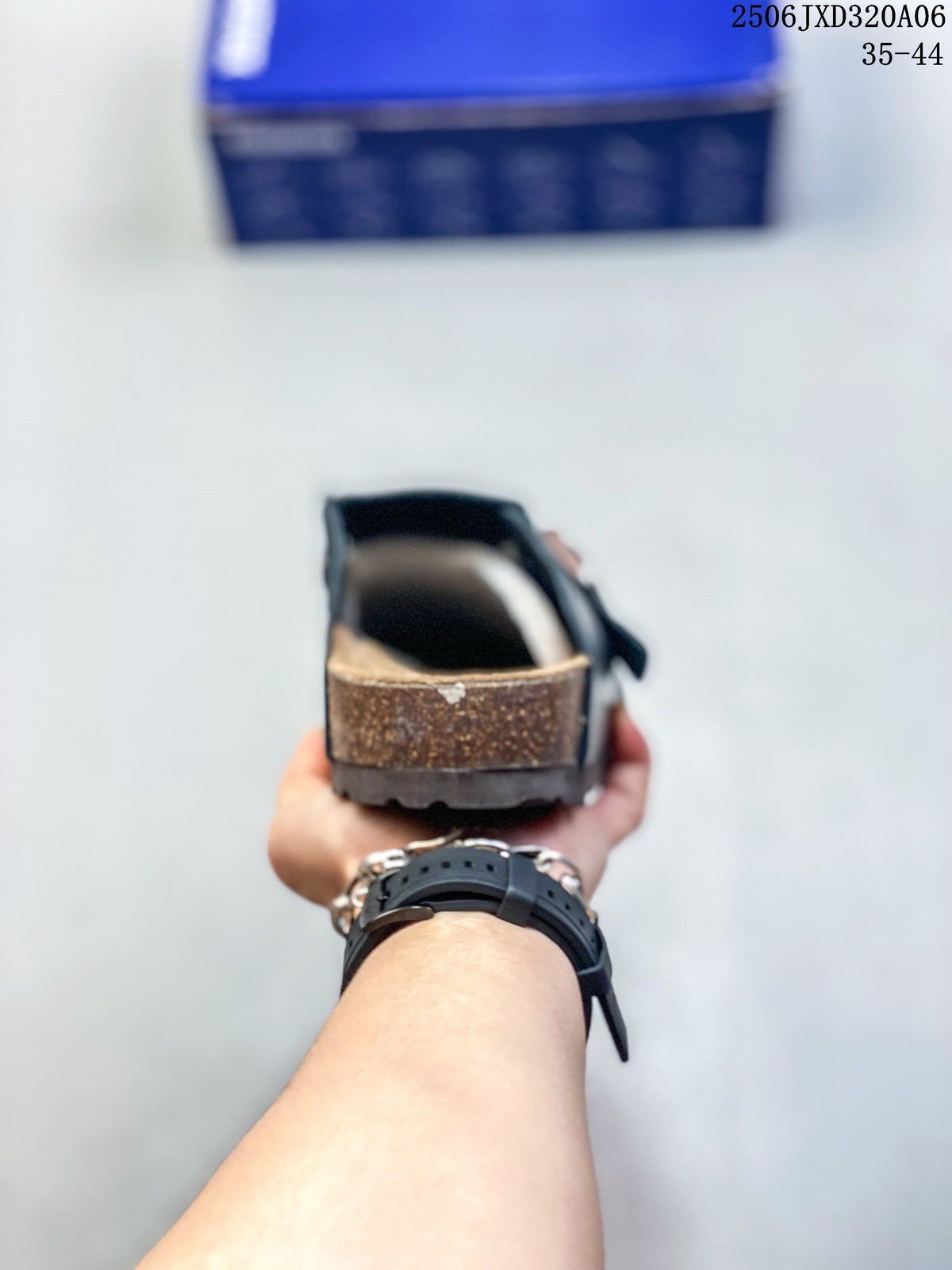 Rear view of the clog showing its cork-colored footbed edge and dark outsole; size range 35–44 is printed in the image.