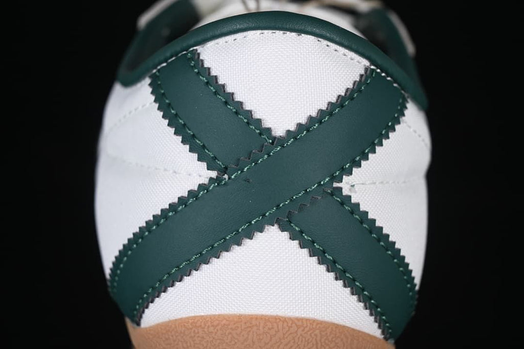 Close-up of the heel with dark green crossed stripes on a white panel