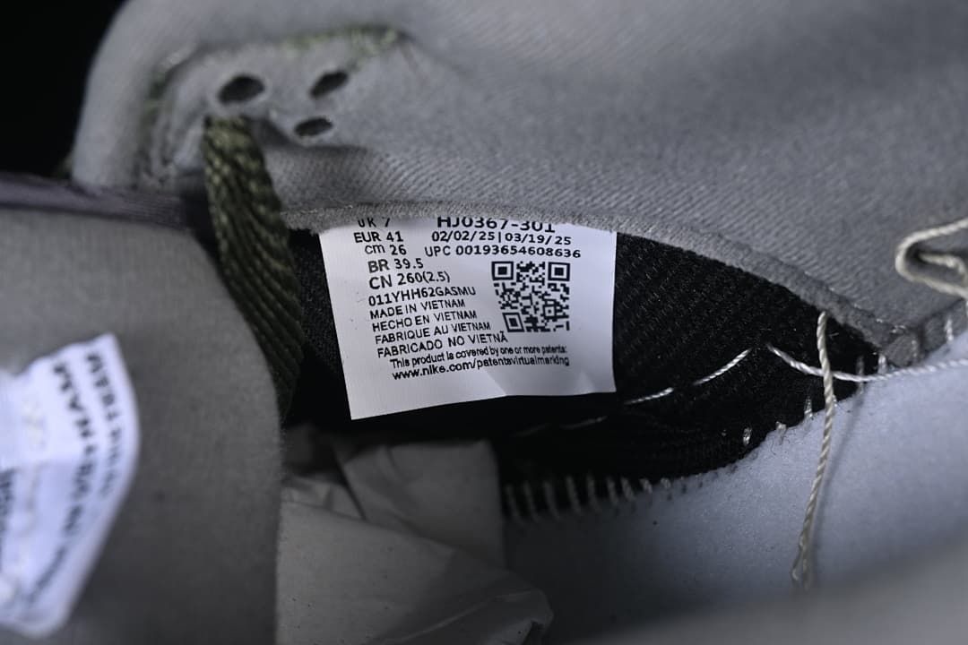 Inside label showing style code HJ0367-301 and photographed sample size EU 41
