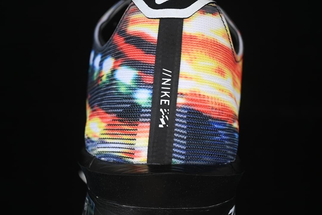 Rear view of the shoe with multicolor heel print and central black strip