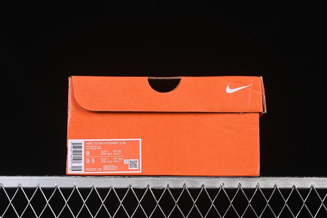 Shoe box label displaying the model, style code and sample size markings