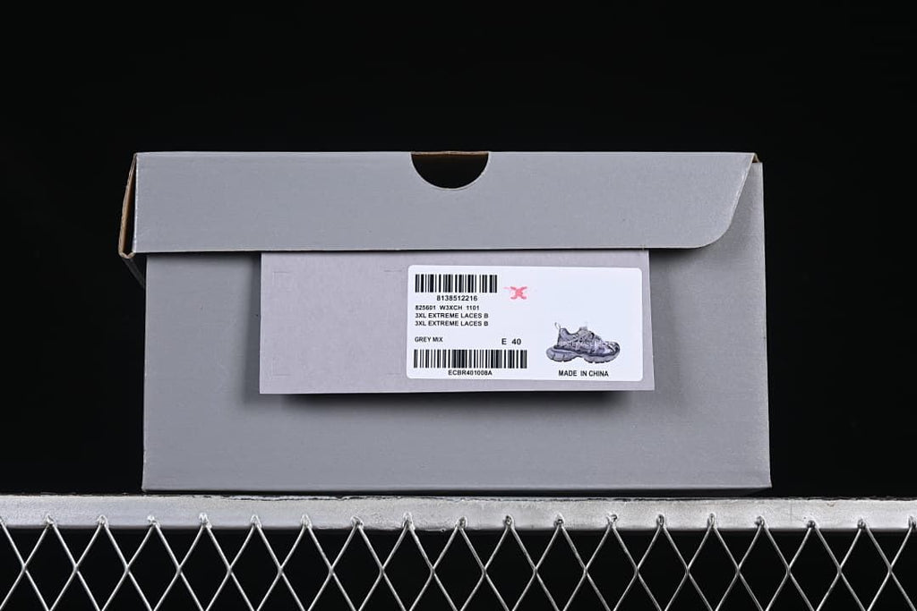 Shoe box label showing the 3XL model name, grey mix color, and EU size 40