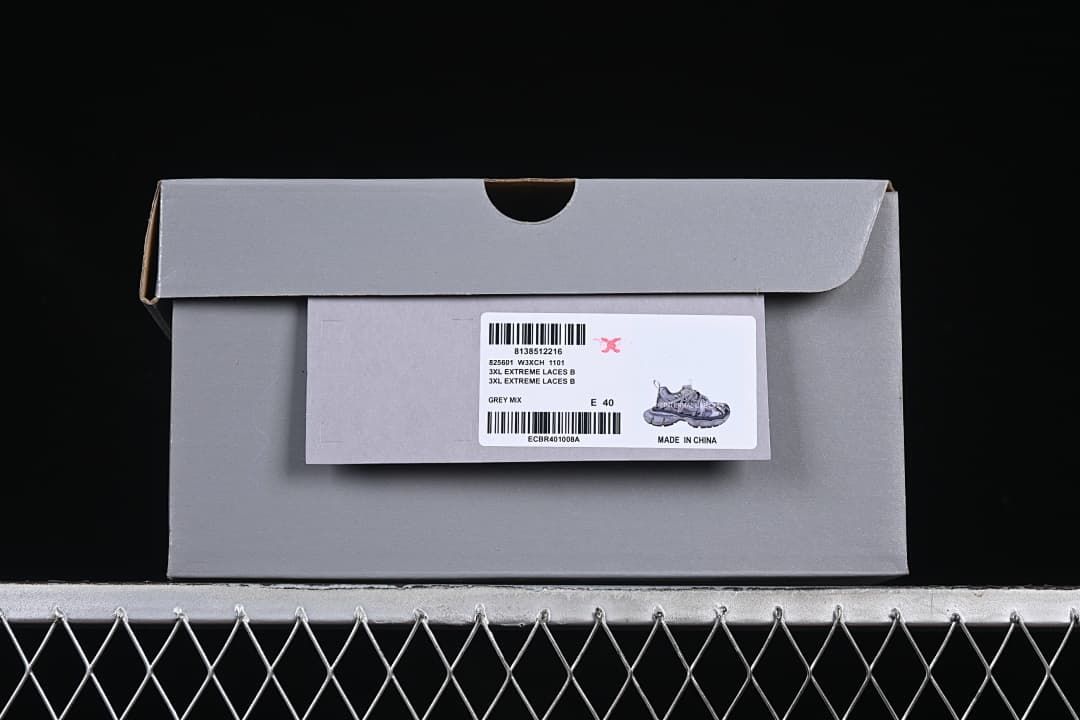 Shoe box label showing the 3XL model name, grey mix color, and EU size 40