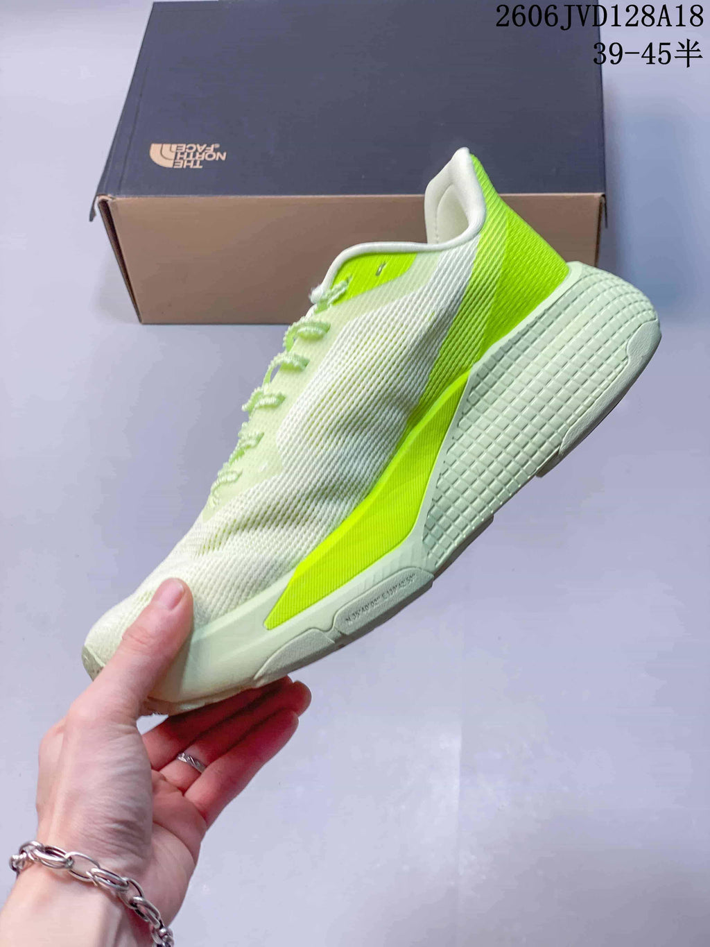 Side profile highlighting the light upper, lime side accent and sculpted midsole