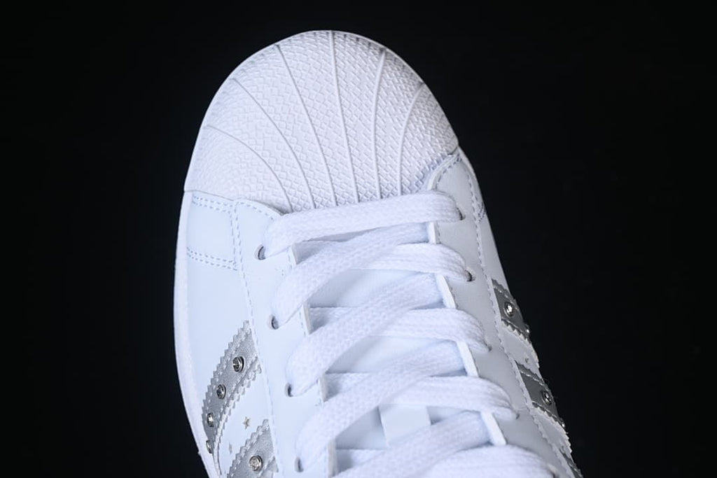 Top view of the white textured shell toe and laces