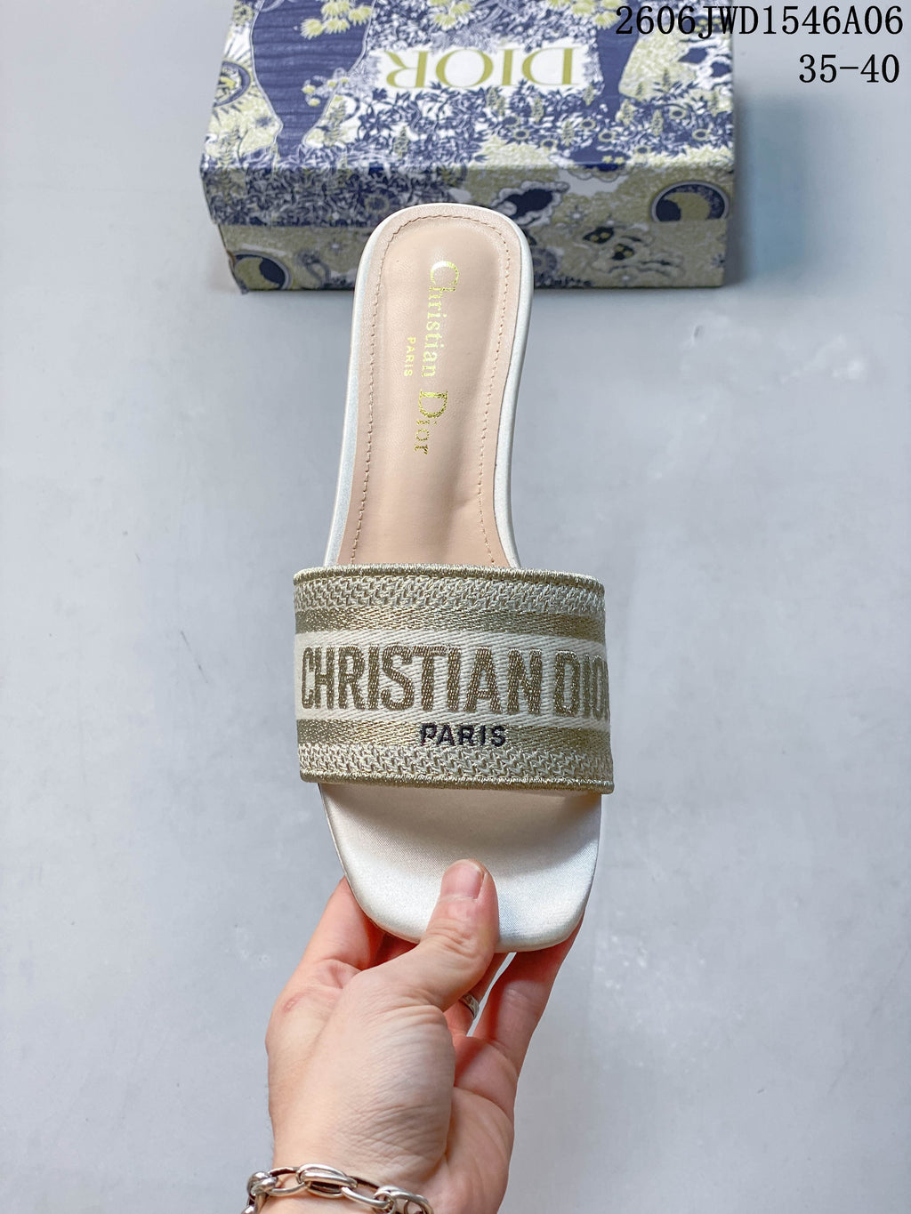 Top view of the wide embroidered Christian Dior Paris strap