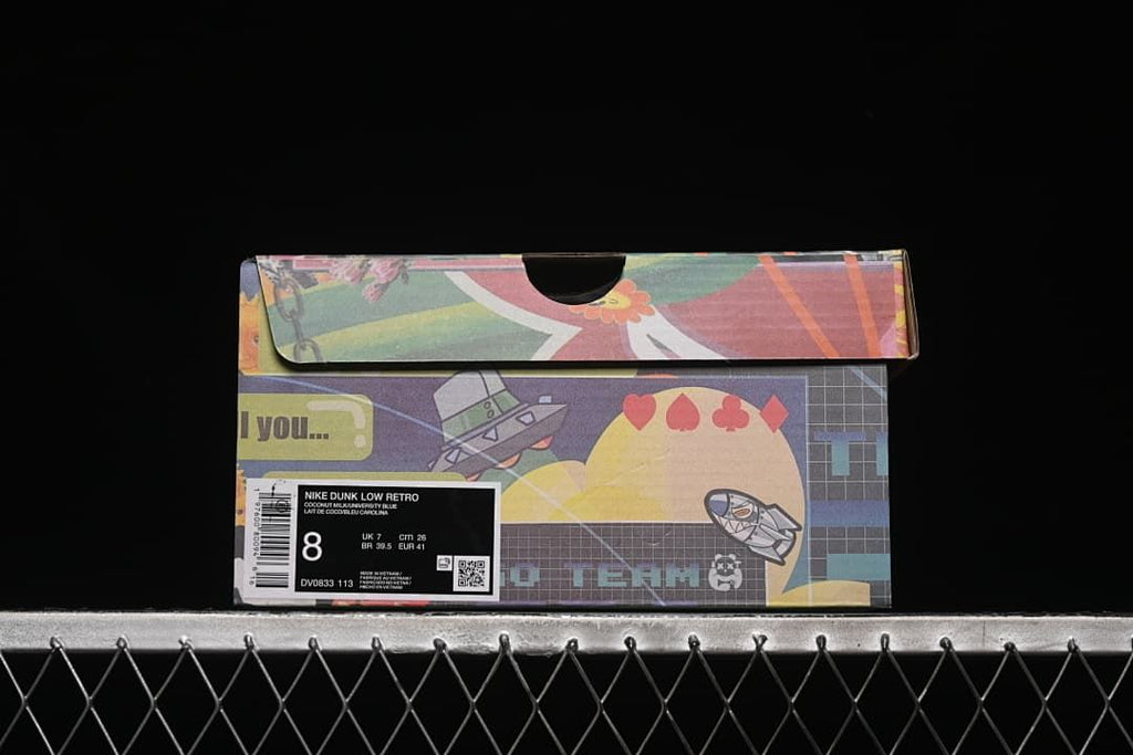 Box label showing the Nike Dunk Low Retro name, product code DV0833-113, and sample size details.