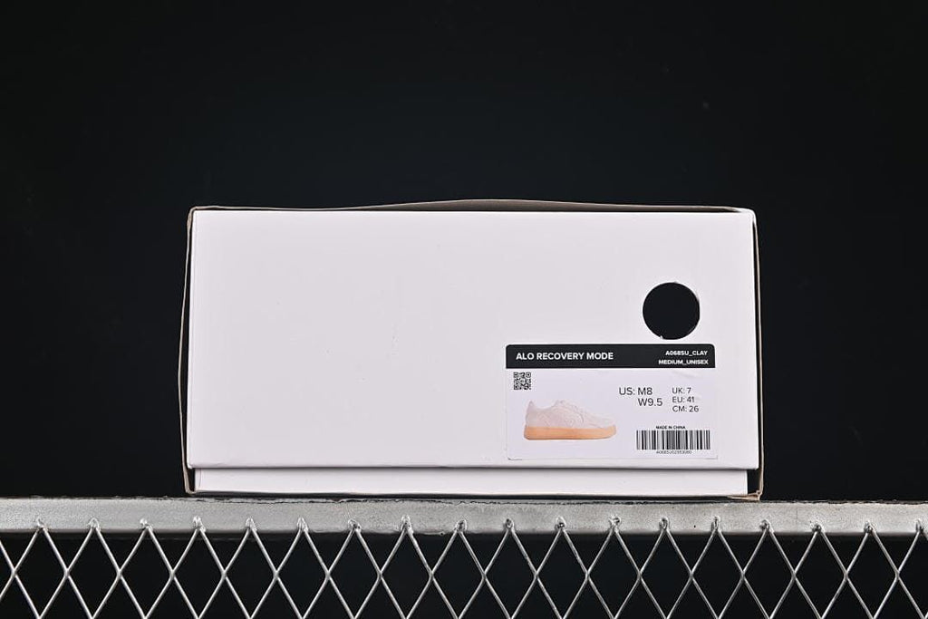Shoe box label identifying the Recovery Mode style and a sample EU 41 size