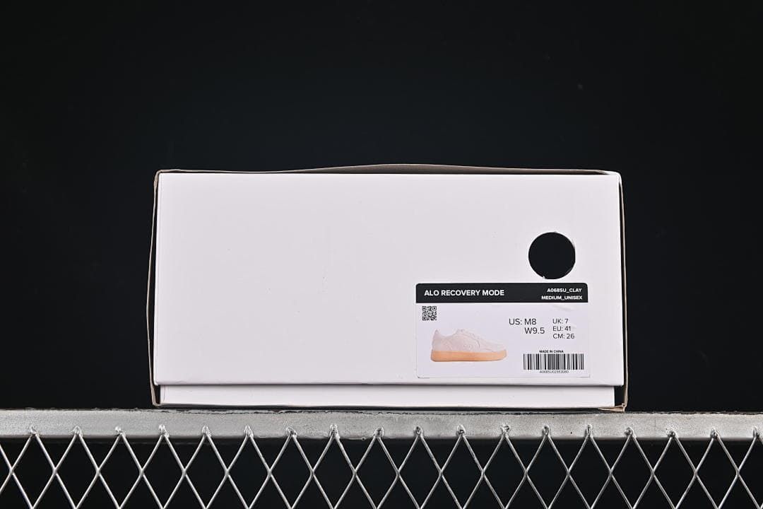 Shoe box label identifying the Recovery Mode style and a sample EU 41 size