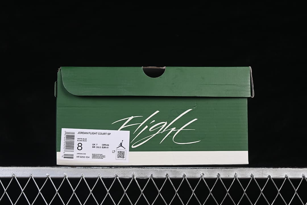 Green Jordan Flight Court SP shoe box with a label showing EU 41