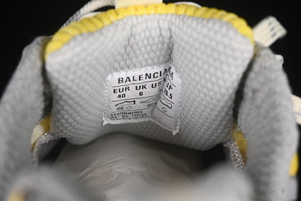 Close-up of the tongue label showing a European size 40