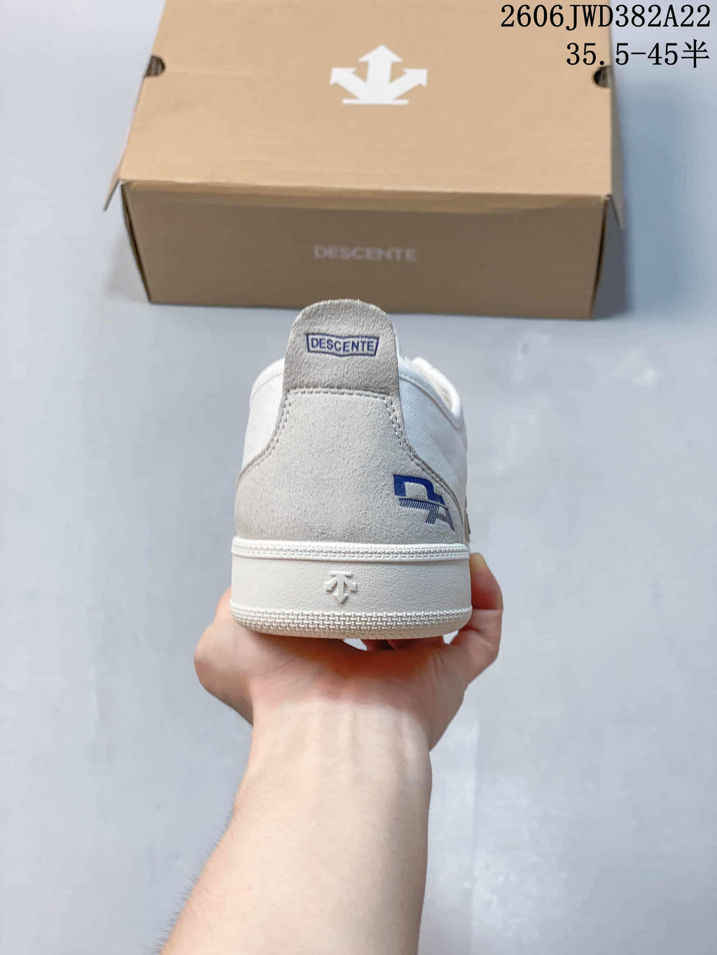 Rear view showing the grey heel panel and DESCENTE branding