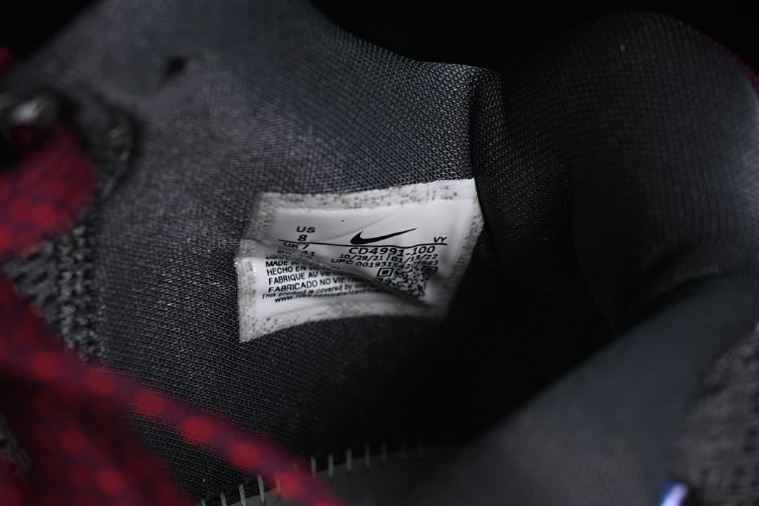 Interior size label showing US 8 and style code CD4991-100.