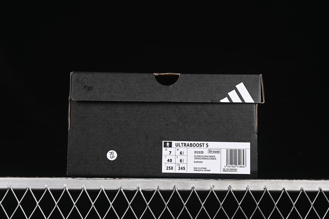 Ultraboost 5 shoe box with label showing model JI1525 and size markings