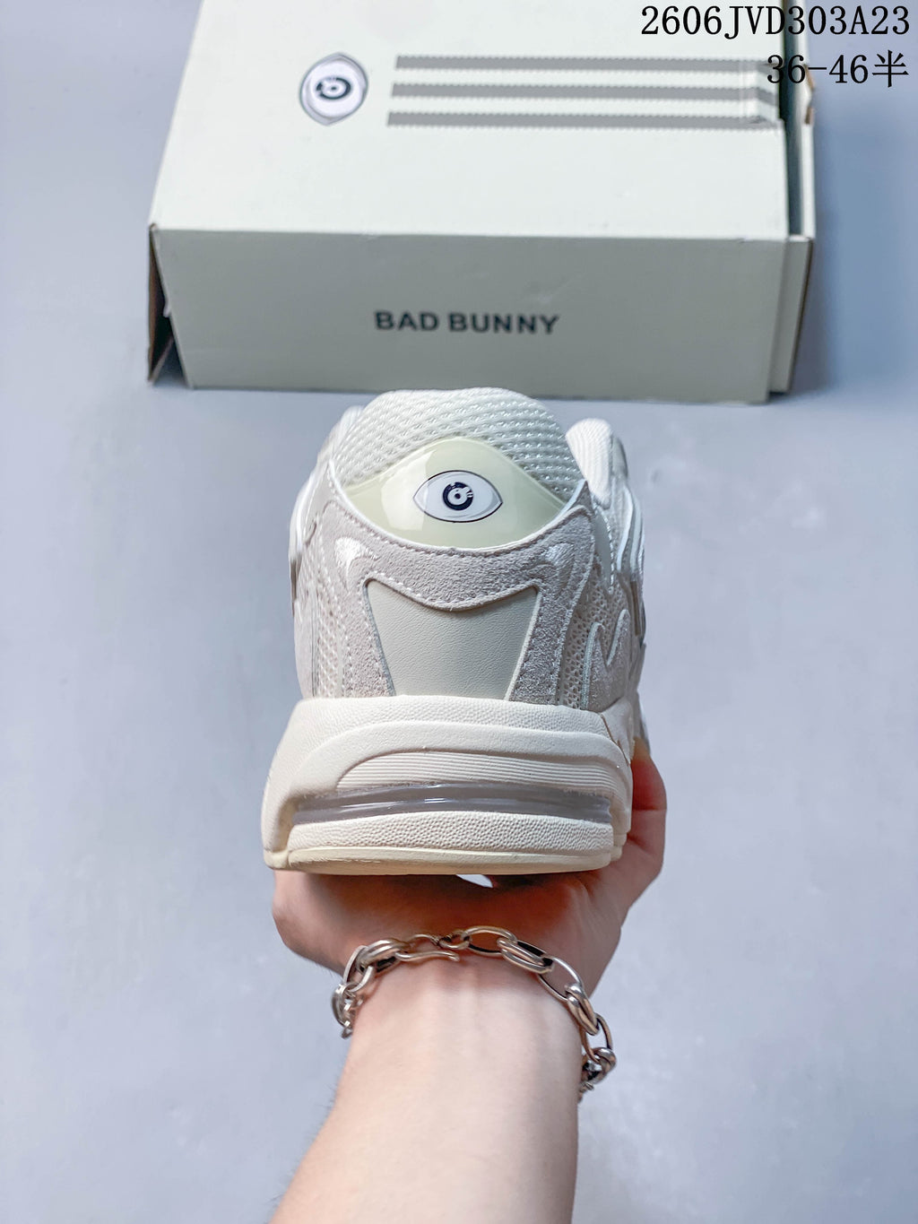 Rear view of the cream sneaker with a heel detail and shoebox behind it; image overlay states size range 36–46.5.