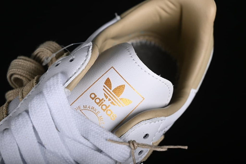 Close-up of the tongue branding, white laces and beige lining