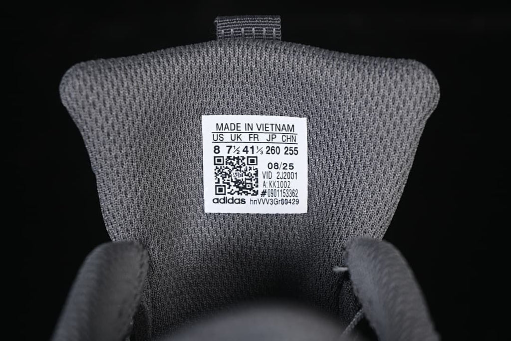 Inside tongue label showing a photographed sample marked US 8, UK 7½, FR 41⅓, JP 260, CHN 255, and model KK1002.