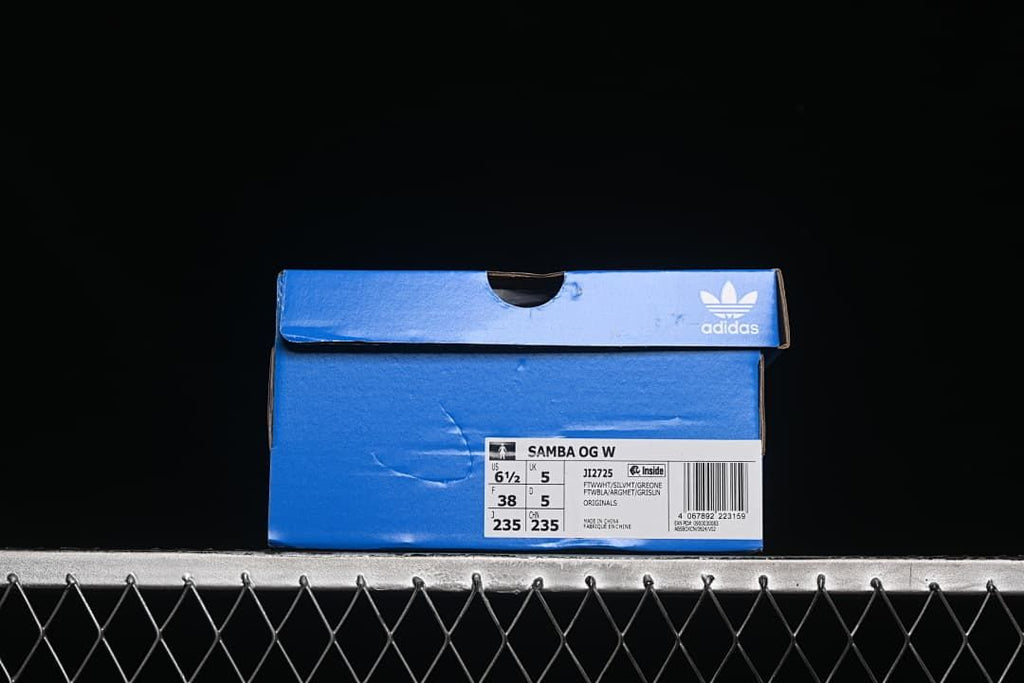 Shoe box label reading Samba OG W, JI2725, and size EU 38