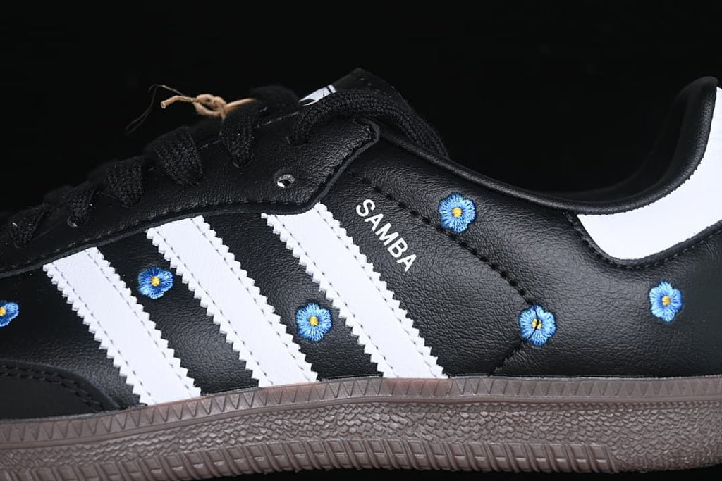 Close-up of the Samba side branding, white stripes, and blue floral details