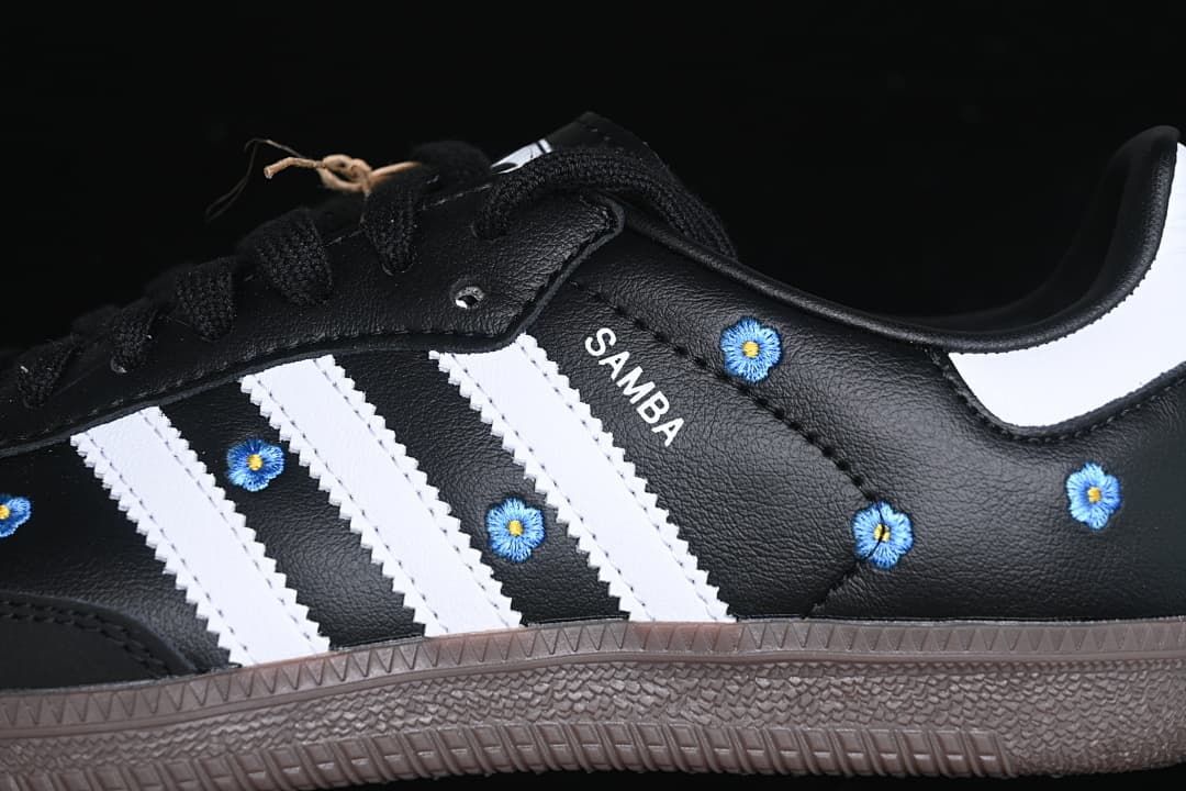 Close-up of the Samba side branding, white stripes, and blue floral details