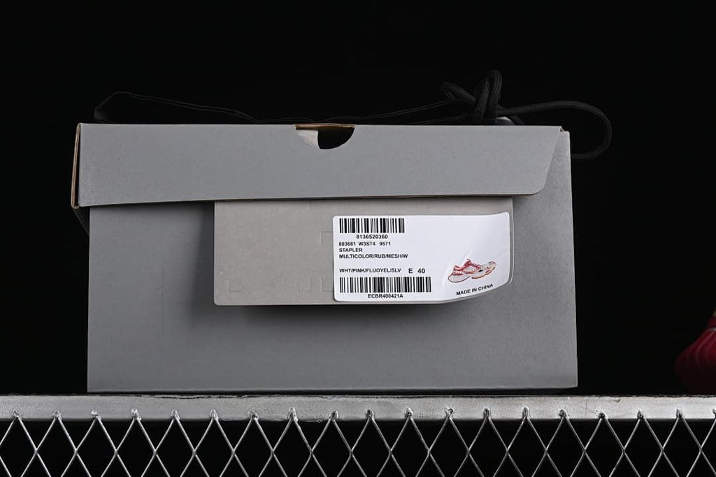 Gray shoebox label identifying the Stapler W3ST49571 style and EU 40 sample