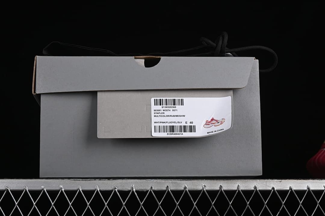 Gray shoebox label identifying the Stapler W3ST49571 style and EU 40 sample