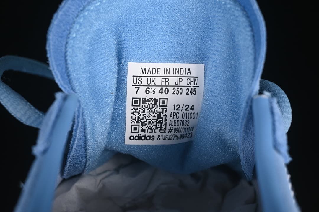 Tongue size label showing US 7, UK 6½, EU 40 and style code BD7632