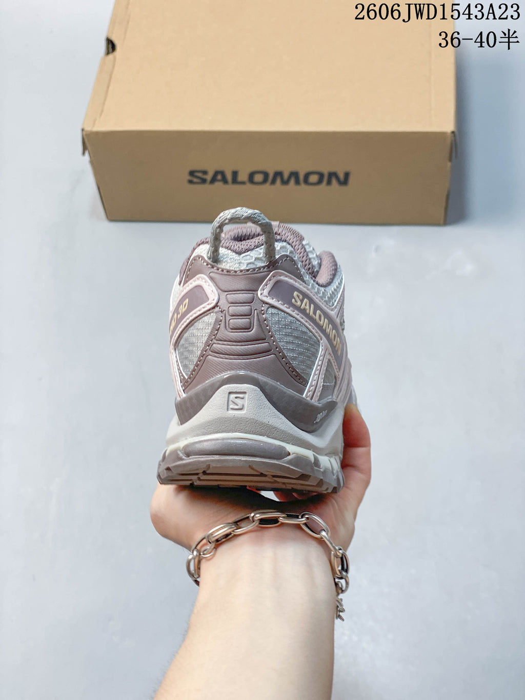 Rear view of a mauve and gray Salomon XA Pro 3D shoe with heel loop; image overlay lists sizes 36–40.5.